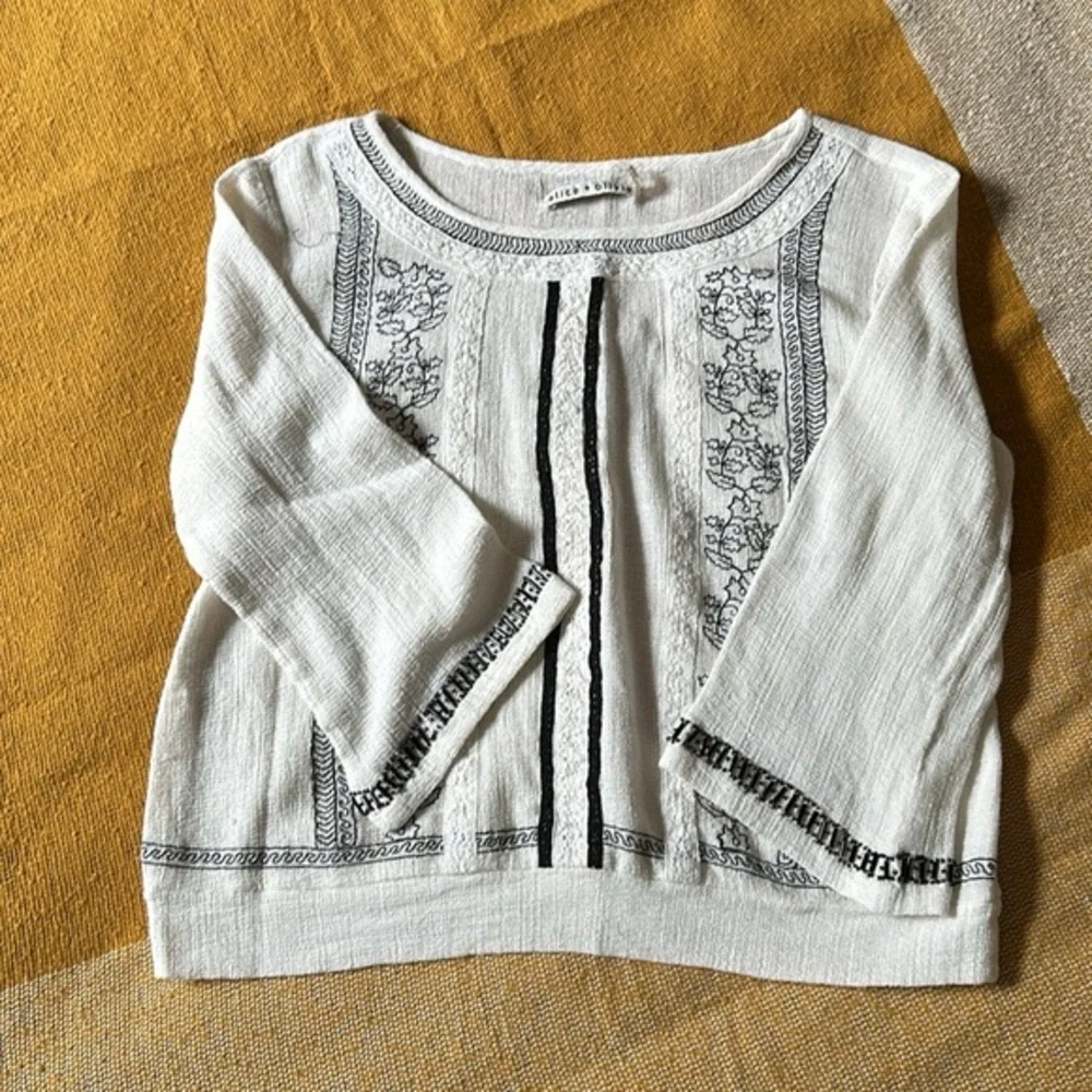 <3 Alice + Olivia Janelle Embroidered Peasant Blouse